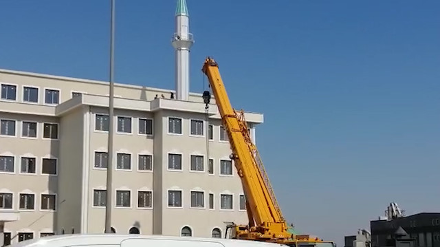 Büyükçekmece Belediyesi imam hatip okulu camisinin minaresini yıkıyor