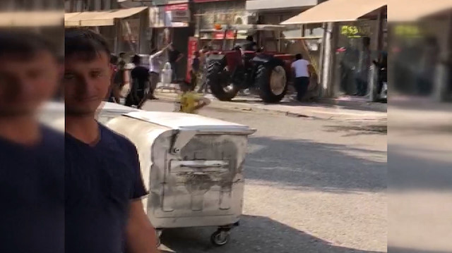 Traktörle husumetli olduğu kişinin iş yerine daldı