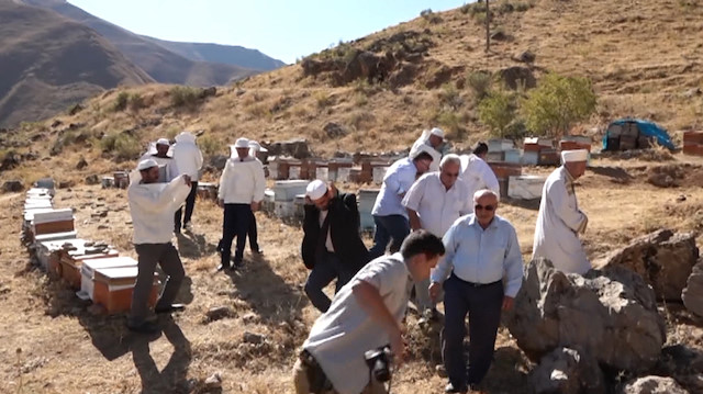 Kovan başında şükür duasına çıkınca arıların saldırısına uğradılar