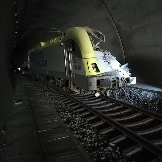 Bilecikte kılavuz tren tünelde raydan çıktı: 2 ölü