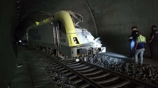 Bilecik'te kılavuz tren tünelde raydan çıktı: 2 ölü