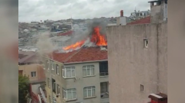 5 katlı binanın çatısı alev alev yandı
