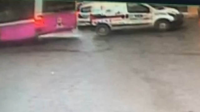 Kontrolden çıkan otobüs araçlara böyle çarptı