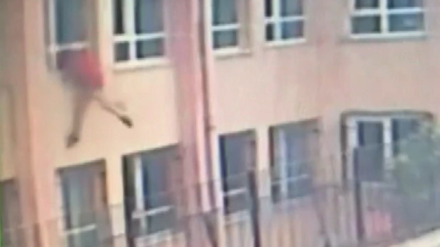 Ortaokul öğrencisi 3üncü kattaki sınıfın camından aşağıya düştü