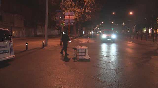 Çaldıkları kasayı düşürünce bırakıp kaçtılar