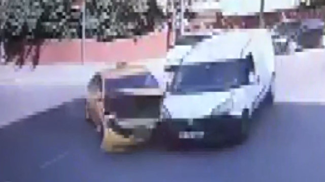 Beylikdüzü'nde yürekleri ağza getiren kaza kamerada
