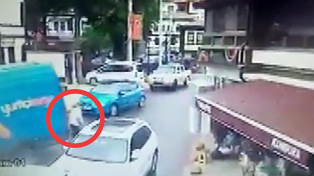Kargo aracının altında kalan yaşlı adam hayatını kaybetti