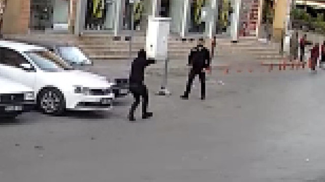 Maskeli saldırgan tarafından tüfekle böyle vuruldu