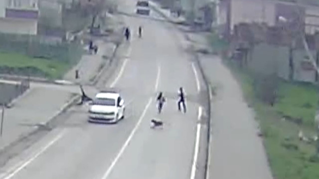Köpeğin kovaladığı küçük çocuğa otomobil çarptı