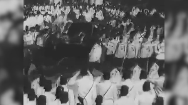 Sultan 2. Abdülhamid Yıldız Camii'ne giderken halkı selamlıyor