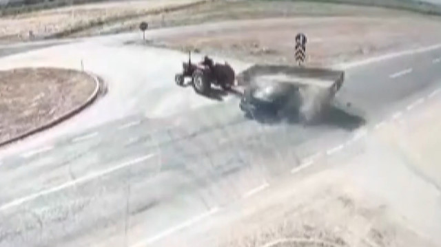 Hızla gelen otomobil yola çıkan traktöre çarptı: 2 ölü, 1 yaralı