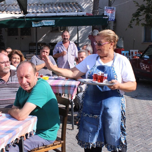 Anahtarı eşinden gizlice aldı, köy kahvesini işletmeye başladı