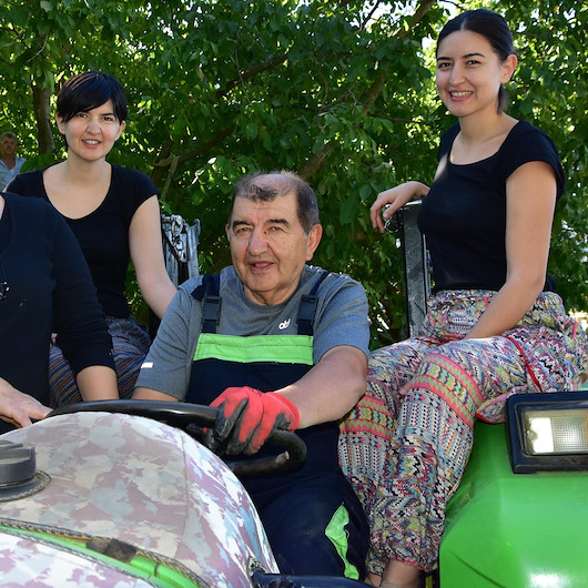 Kariyerlerinden vazgeçen iki kız kardeş ceviz üreticisi oldu