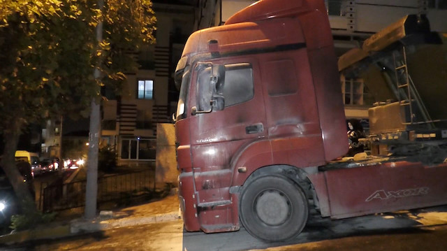 Park halindeki kamyonu benzin döküp yaktı