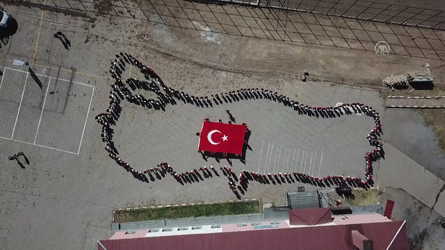 Bitliste öğrencilerden muhteşem koreografi