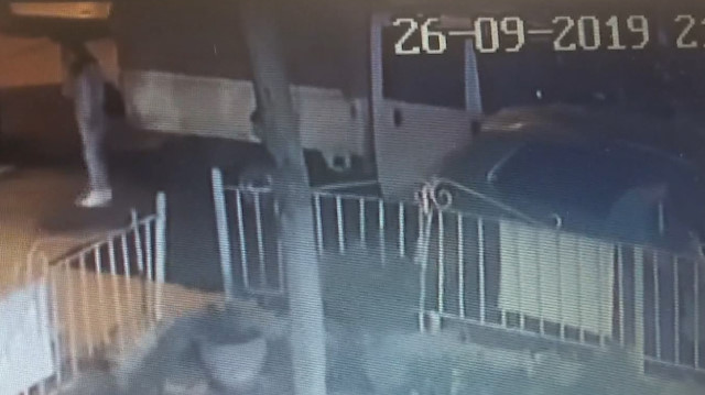 Yerde yatan adamı ezen alkollü sürücü kamerada
