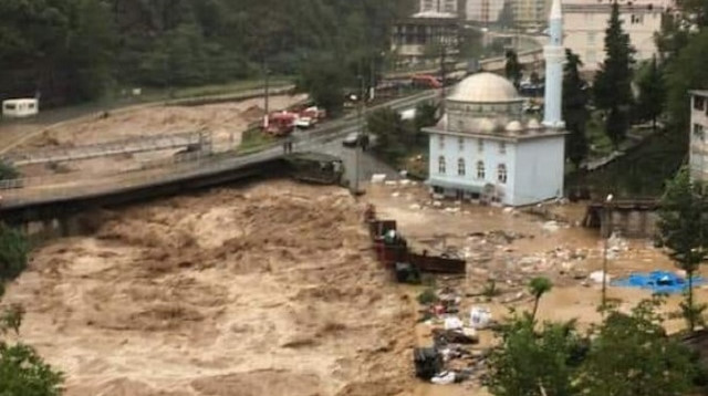 Artvinde sel: dereler taştı, yollar kapandı