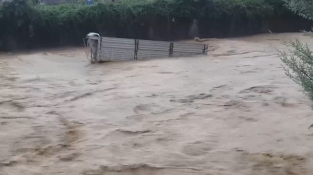 Kamyon dorsesi sel sularında böyle sürüklendi