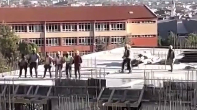 İşçiler inşaatın tepesinde böyle halay çekti