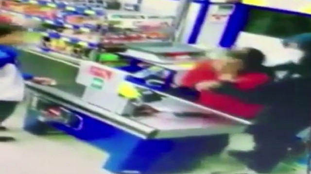 Küçükçekmece’de bıçaklı market soygunu kamerada