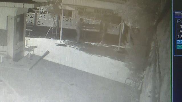 Cami bahçesinde bir şey bulamayınca bankı çaldılar