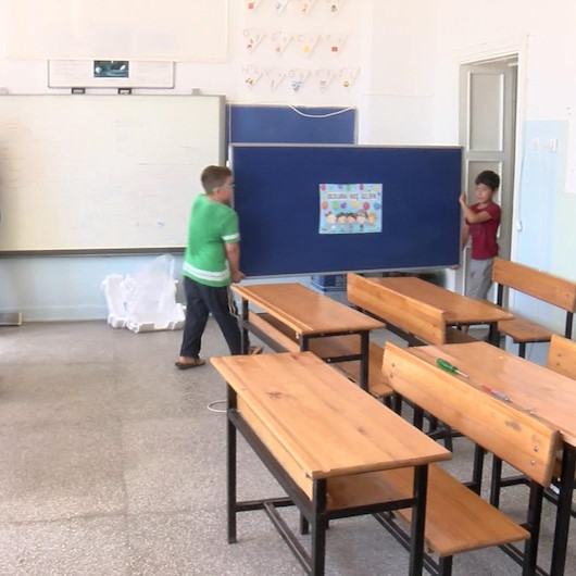Silivride mühürlenen okullardan eşyalar taşınıyor
