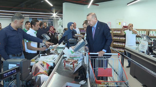 Cumhurbaşkanı Erdoğan tarım satış ofisinden alışveriş yaptı