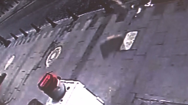 İş yerine parke taşıyla saldırı anı kamerada