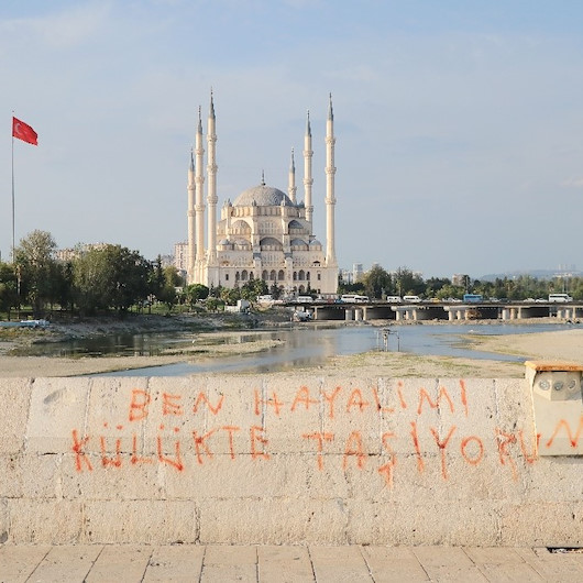 Dünyanın en eski köprüsüne sprey boya ile yazı yazdılar