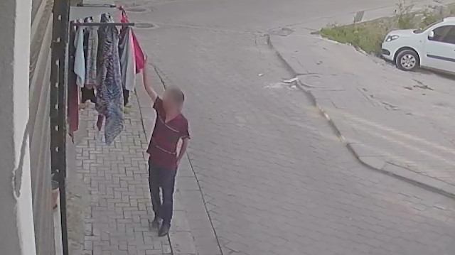 Telde asılı okul üniformasını böyle çaldı