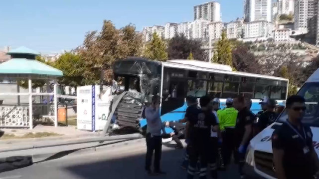 Mamakta halk otobüsü durağa girdi