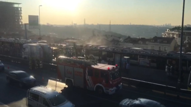 Metrobüs yandı; Seferler aksıyor