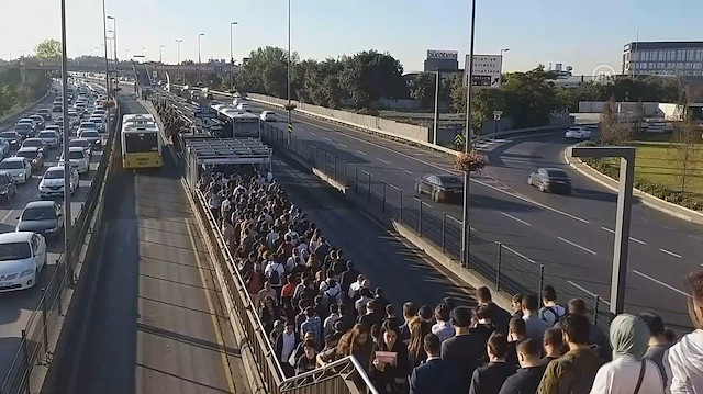 Altunizade metrobüs durağında yoğunluk