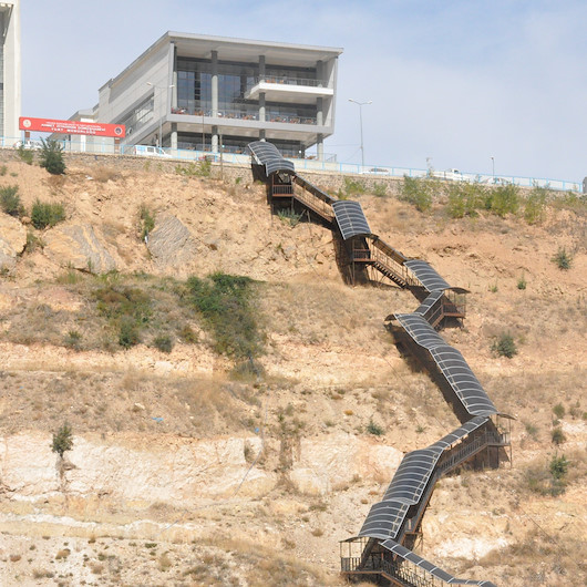 Gümüşhane Üniversitesinden yurda 550 basamaklı merdivenle çıkıyorlar