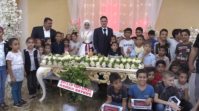Düğünlerinde takı istemediler yetimleri davet ettiler