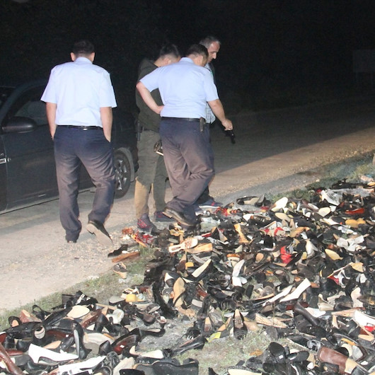 Yol kenarına atılmış ayakkabılar polisi ve zabıta ekiplerini alarma geçirdi