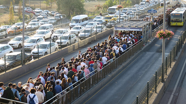Altunizade metrobüs durağında yoğunluk