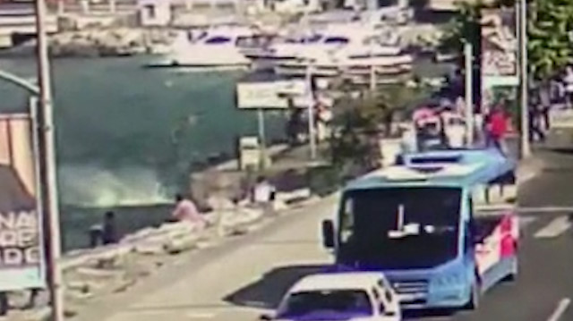Kahraman polis denize atlayan genci kurtardı