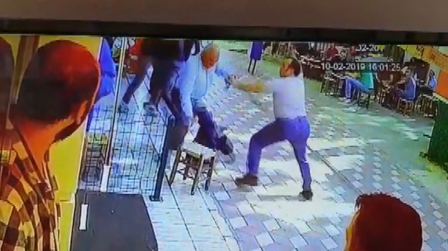 Sokak ortasında bıçaklı kavga kamerada