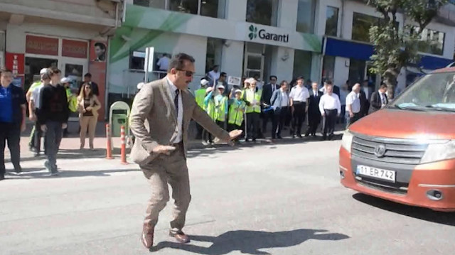 Yaya geçidi nöbetindeki vali az kalsın kaza geçiriyordu