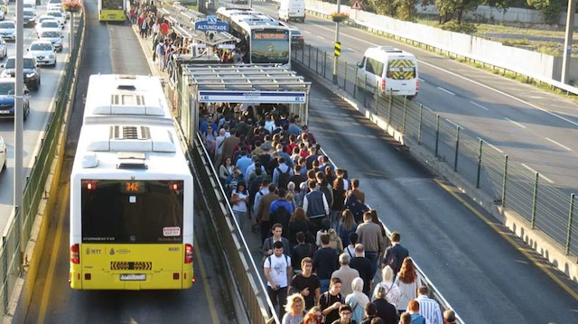 Altunizade metrobüs durağında yine uzun kuyruklar oluştu