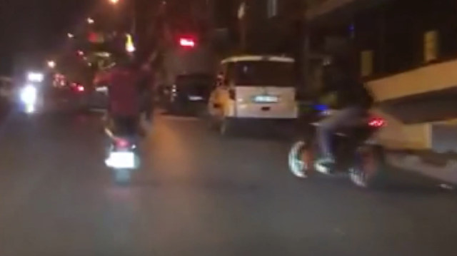 Tek teker yaparak trafiği tehlikeye atan magandalar kamerada