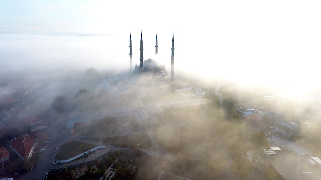 Sisin örttüğü Selimiyeden kartpostallık görüntüler