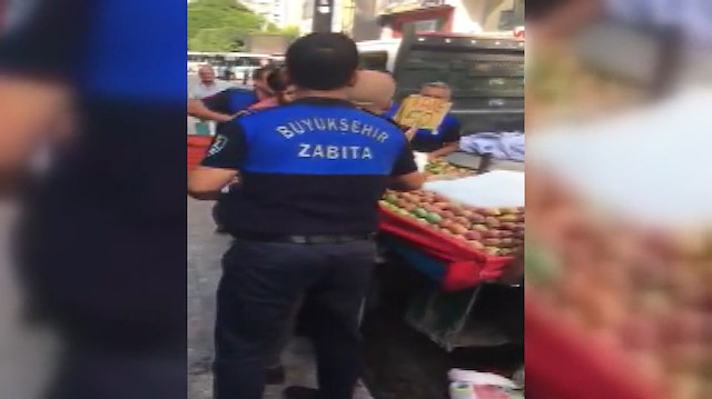 Zabıta seyyar satıcının incirlerini döktü, çevredekiler para verdi