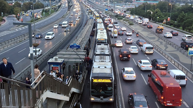 Günlük 950 bin kişiyi taşıyan metrobüsten yıllık 165 milyon dolar gelir elde ediliyor