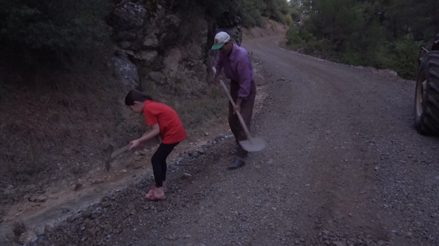 Kızını okula gönderebilmek için veresiye yol yaptırdı