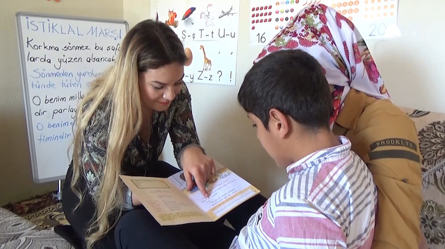 Öğrencisinin okulla arasındaki engelleri kaldırdı