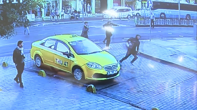 İstanbul sokaklarında kapkaççılara amansız takip kamerada