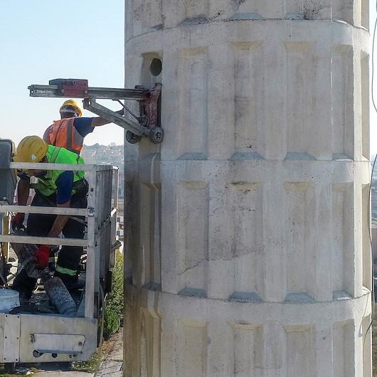 Depremde Arnavutköyde hasar gören caminin minaresi sökülüyor