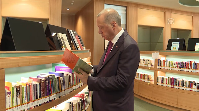 Erdoğan, Cumhurbaşkanlığı Külliyesi kütüphanesini inceledi